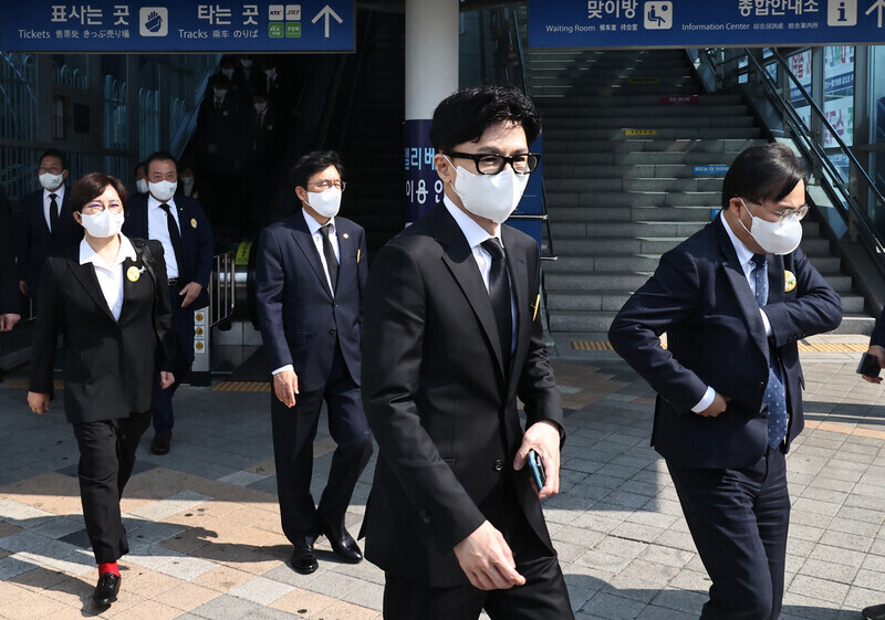 Justice Minister Han Dong-hoon (center foreground) arrives in Gwangju on May 18 for a memorial ceremony marking the 42nd anniversary of the May 18, 1980, Gwangju Democratic Uprising. (pool photo)