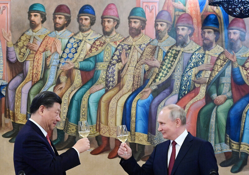 President Xi Jinping of China and President Vladimir Putin of Russia toast after their summit in Moscow on March 21. (Reuters/Yonhap)