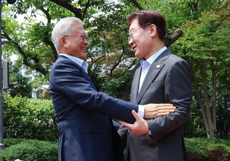 이 대통령, 문 전 대통령과 통화…국정 현안 의견 교환