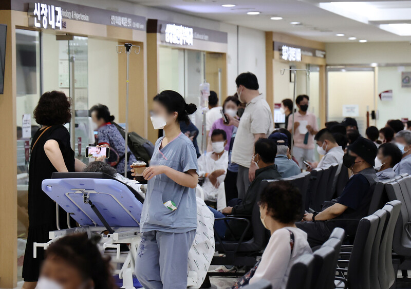 지난 7월 서울 시내 한 대형병원에서 환자들이 진료를 기다리고 있다. 연합뉴스