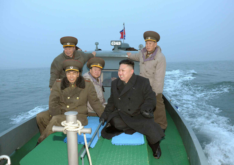 The South Korean Unification Ministry announced on Feb. 22 that a high-ranking North Korean delegation led by Workers’ Party Central Committee vice chairman and United Front Department director Kim Yong-chol will be visiting South Korea from Feb. 25-27. The photo shows Kim (standing on the right) next to North Korean leader Kim Jong-un riding on a boat in the West Sea with other North Korean military leaders on Mar. 7