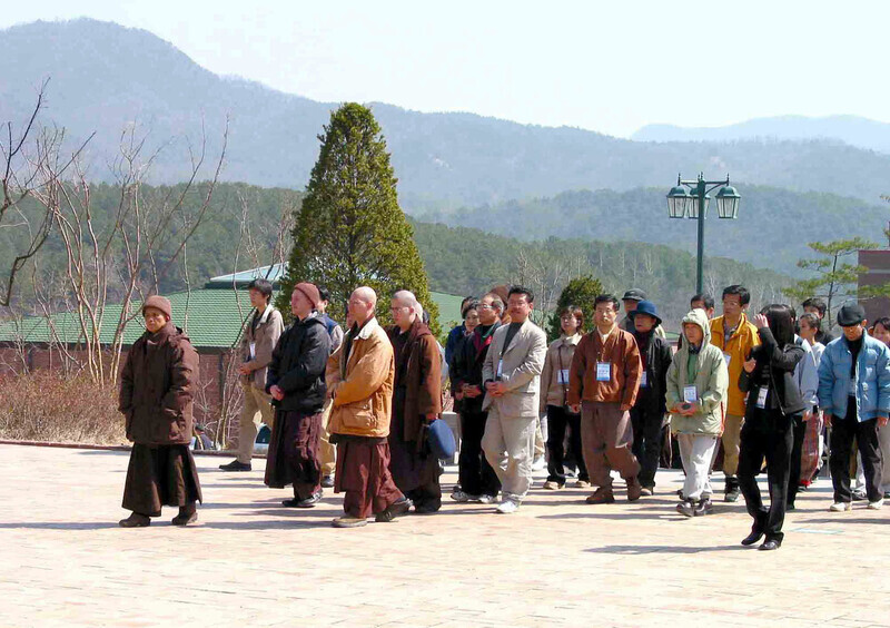 While visiting Korea in March of 2003, Thich Nhat Hanh leads a meditative walk. (Cho Yeon-hyun/The Hankyoreh)
