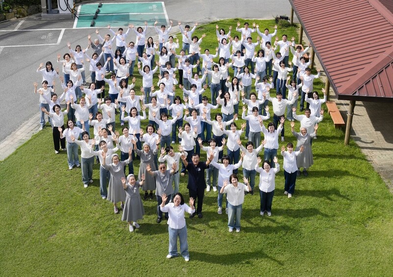 전남광주통합특별시 남구 봉선동에 있는 사회복지법원 소화자매원 직원들이 설립 70주년을 맡아 기념촬영을 하고 있다. 소화자매원 제공