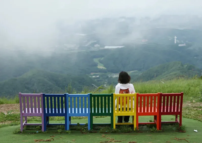Near the entrance to the Yew Tree Healing Forest Trail, you’ll find a colorful outlook. (Park Mee-hyang/Hankyoreh)