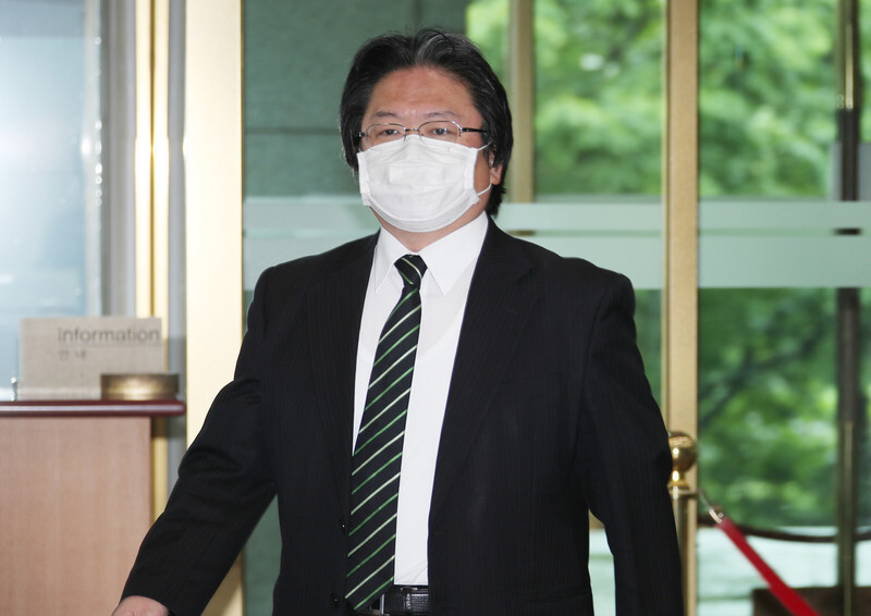 Hirohisa Soma, minister of the Japanese Embassy in Seoul, enters the South Korean Ministry of Foreign Affairs on May 19. (Yonhap News)