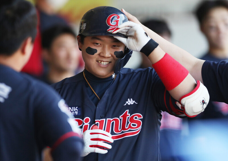 O Lotte Giants Han Dong-hee se regozija no bunker depois de fazer um arremesso solo no quinto turno durante uma partida contra o Samsung Lions na KBO 2022 League que foi realizada no Samsung Lions Park em Daegu no dia 24 do mês passado.  Daegu / Yonhap News