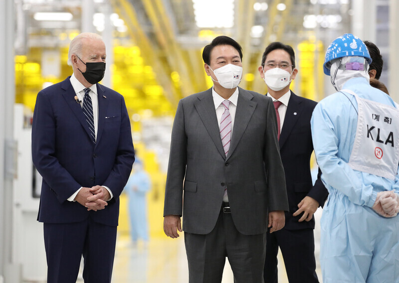 US President Joe Biden (left) President Yoon Suk-yeol (center), and Samsung Electronics Vice Chairman Lee Jae-yong (right) tour a Samsung semiconductor plant in Pyeongtaek on May 20, 2022. (Yonhap News)