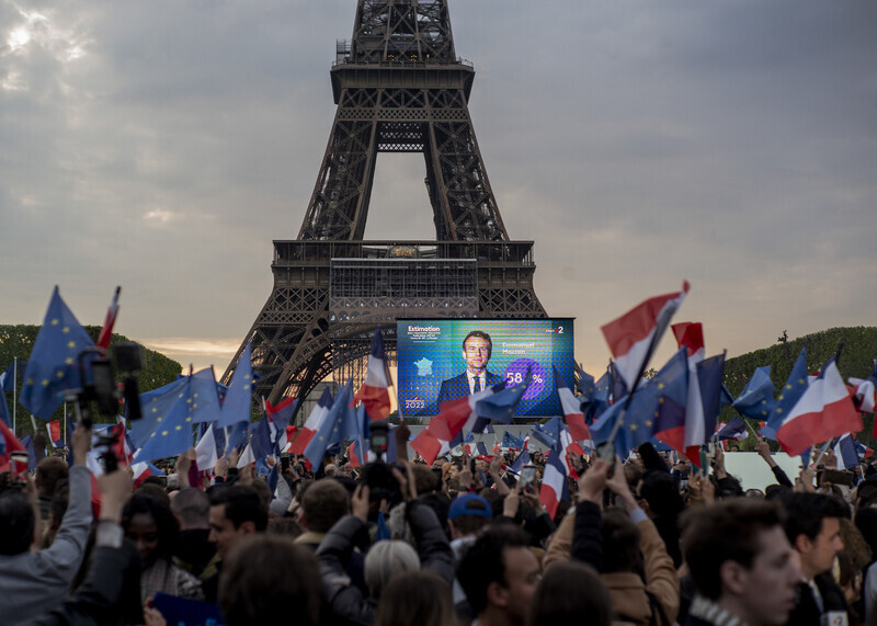 French President Emmanuel Macron celebrates his election victory with supporters on April 24 at the Eiffel Tower in Paris. (AP/Yonhap News)