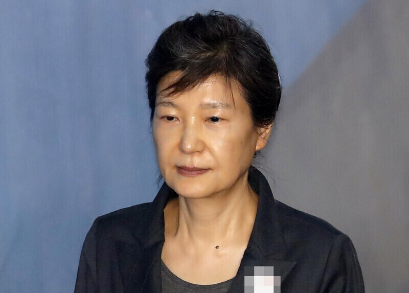 Former President Park Geun-hye heads into court for her trial at the Seoul Central District Court in September 2017. (Yonhap News)