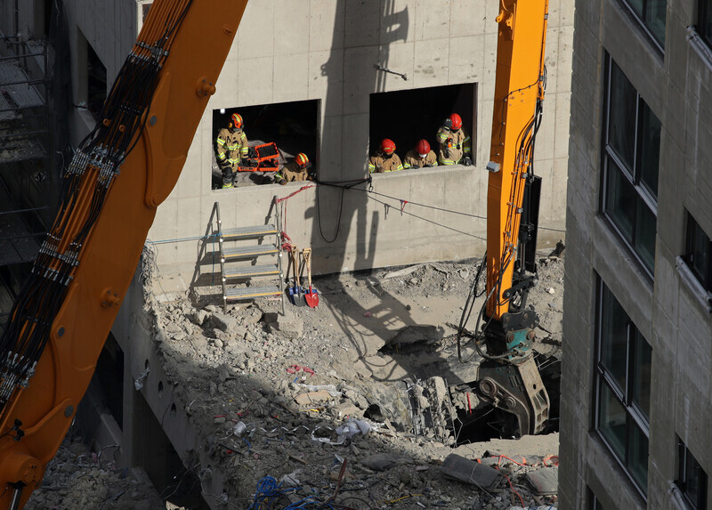 A search and rescue squad mobilizes heavy machinery on Sunday as they enter their sixth day of searching for workers who went missing when the outer wall of an apartment building collapsed in Gwangju. (Yonhap News)