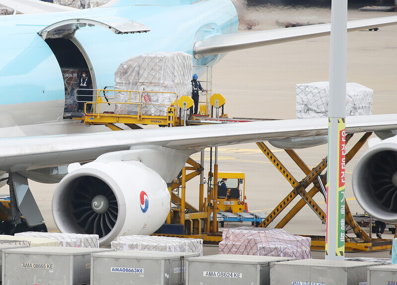 COVID-19 vaccines from Moderna are unloaded Incheon International Airport on Sunday. (Yonhap News)