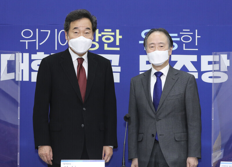 Democratic Party lawmaker Lee Nak-yeon (left) and Japanese Ambassador to South Korea Koji Tomita at the National Assembly on Oct. 22. (photo pool)
