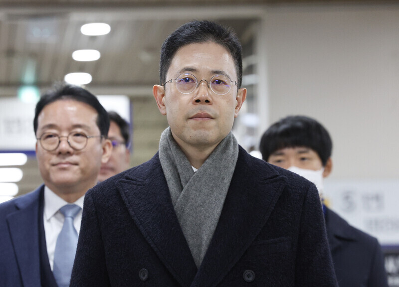 Son Jun-sung heads into the Seoul Central District Court on Jan. 31 for sentencing in his trial on charges of manufacturing criminal complaints aimed at politicians. (Yonhap)