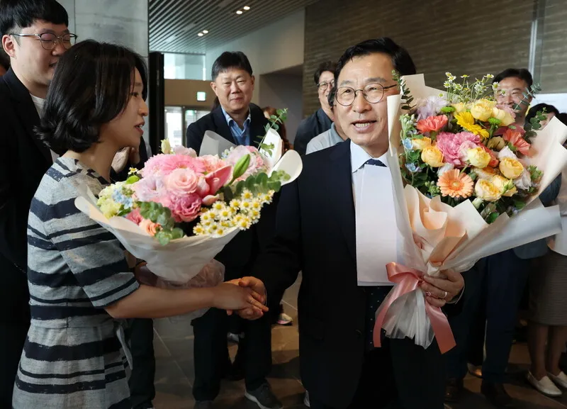 교육감, 교실 변화로 신뢰 회복해야 [한겨레 프리즘] - 뉴스 썸네일 이미지