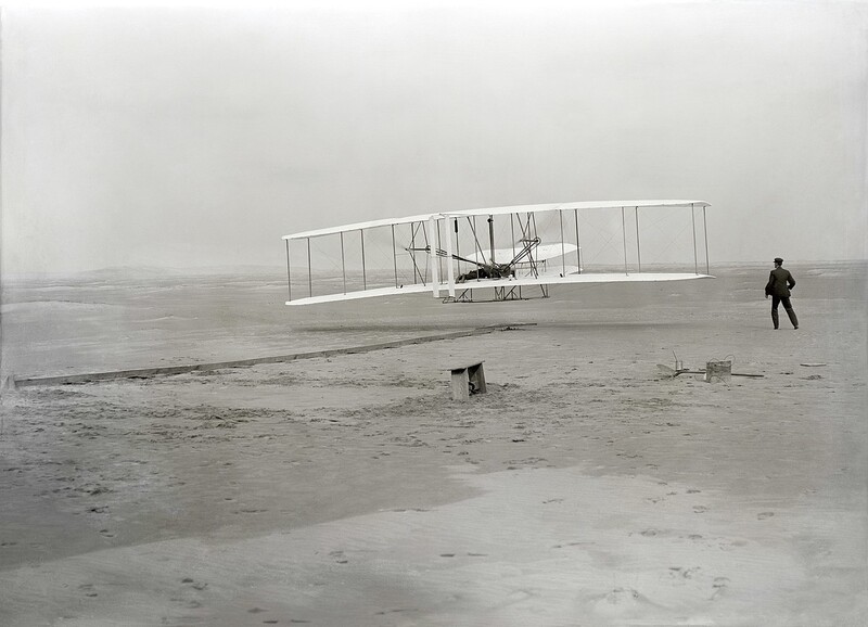 1903년 12월17일 라이트 형제의 플라이어 1호기 시험비행. 위키미디어코먼스
