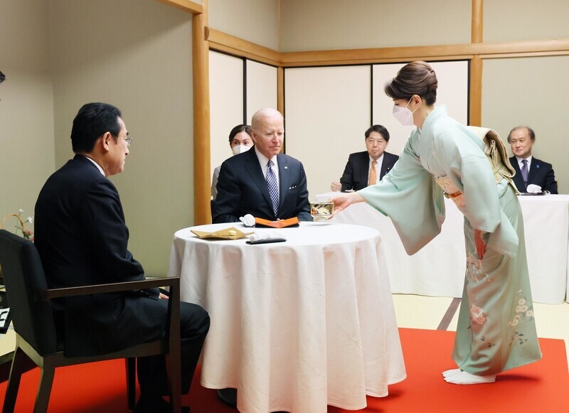 Japanese Prime Minister Fumio Kishida’s wife Yuko Kishida serves US President Joe Biden tea during his visit to Japan on May 23. (from the website of the prime minister)