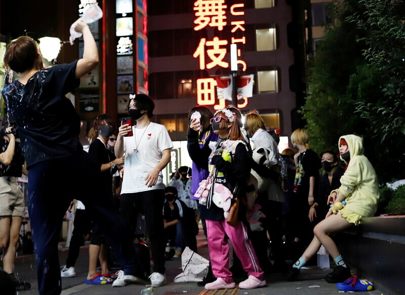 People crowd the Kabukicho area, Tokyo’s entertainment district, on July 31. (Reuters/Yonhap News)