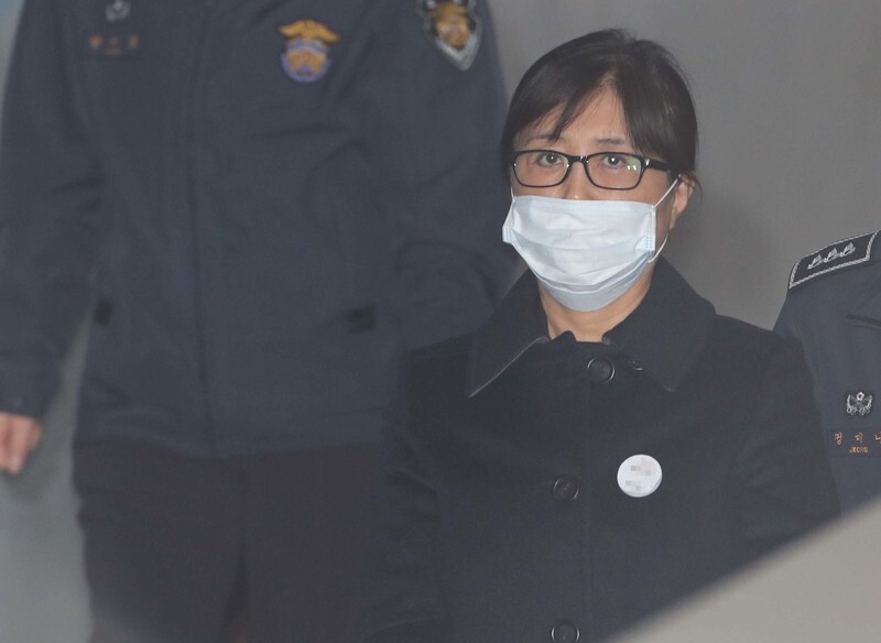 Choi Soon-sil is led away from the Seoul Central District Court after being given a 20 year prison sentence for her role in a bribery and government corruption case which led to the impeachment of former president Park Geun-hye. (Photo Pool) 　