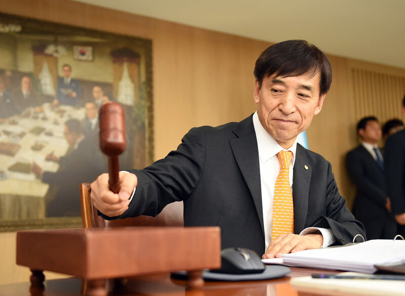 Bank of Korea (BOK) Lee Ju-yeol presides over a meeting of the BOK’s Monetary Policy Committee. (provided by the BOK)