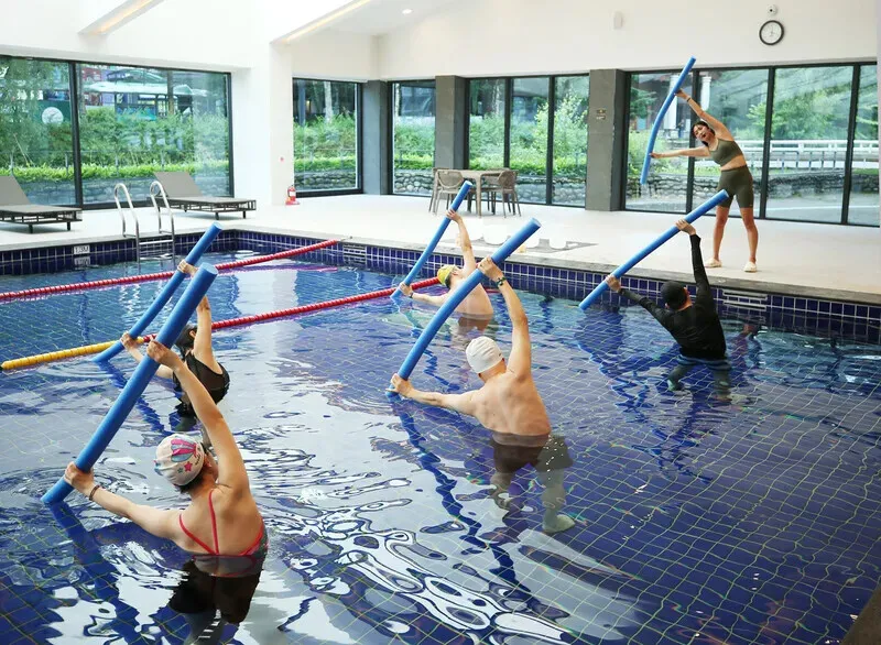 Aqua barre classes are available at Mona YongPyong. (Park Mee-hyang/Hankyoreh)