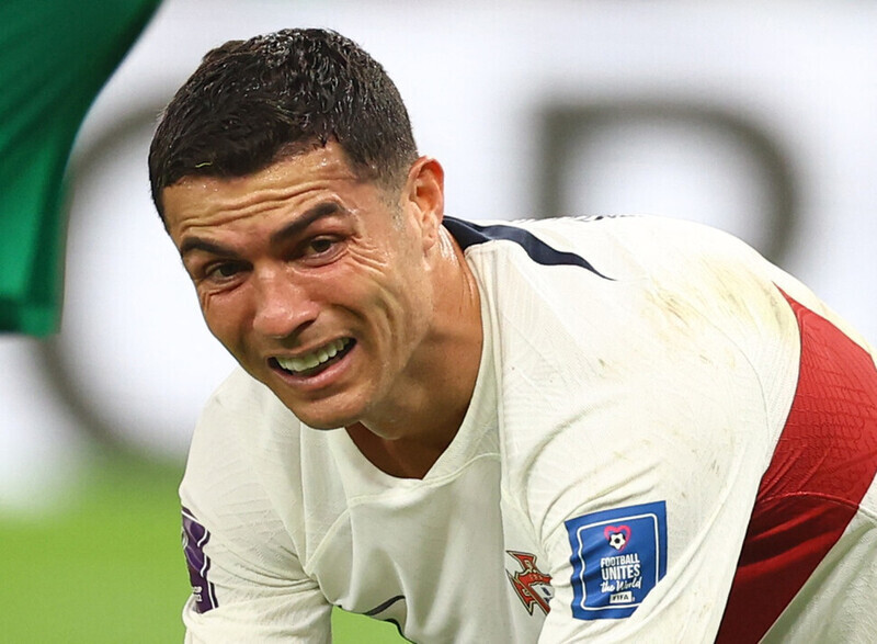 O português Cristiano Ronaldo lamenta ter perdido uma oportunidade de marcar na partida contra o Marrocos, pelas quartas de final da Copa do Mundo do Catar 2022, no estádio Al Osama, em Doha, no Catar, no último dia 11 (horário da Coreia).  DOHA/Reuters Yonhap News
