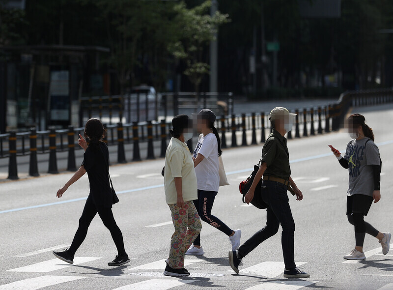 Seoul residents wear masks outside on Aug. 23. (Yonhap News)