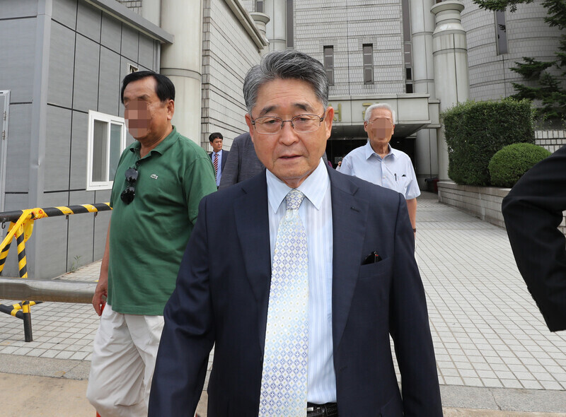 Jee Man-won leaves a courthouse in this undated photo. (Yonhap)