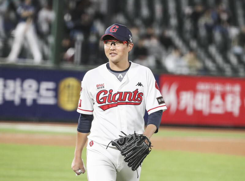 Lotte Giants Park Se-woong, depois de fazer uma sexta entrada sem gols contra o NC Dinos no jogo da KBO League de 2022, realizado no Sajik Stadium em Busan no dia 10, sorri e segue para o banco de reservas.  Notícias de Busan / Yonhap