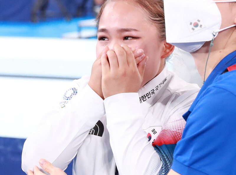 １日午後、有明体操競技場で開催された東京オリンピックの女子ボールト決勝で銅メダルを獲得した李ヨジョンは泣く。 東京/聯合ニュース