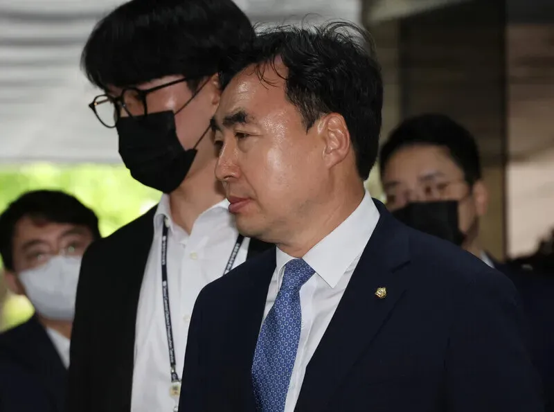 ‘입법 청탁·뇌물 수수’ 윤관석 전 의원 2심 징역형 집행유예 선고…1심 무죄 뒤집혀