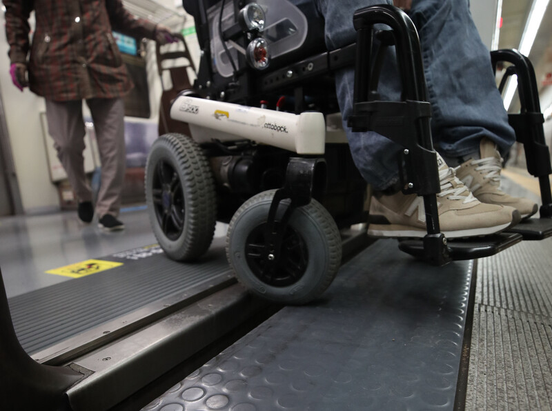 휠체어 생활자가 지하철과 승강장 사이를 힘겹게 건너고 있다. 백소아 기자