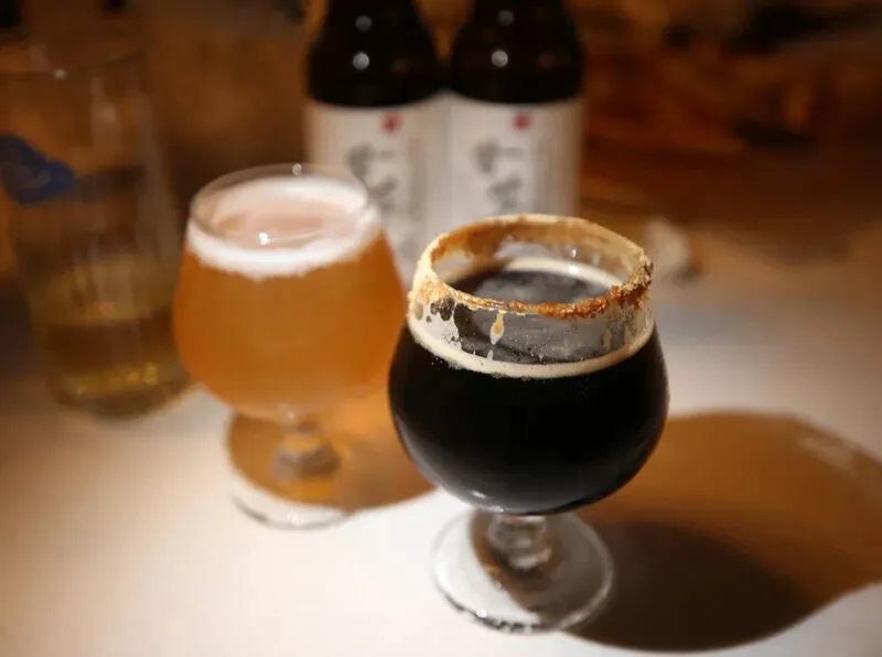 Sweet red bean beer and a variety of other brews sold at Gamja Island Chuncheon. (Park Mee-hyang/Hankyoreh)