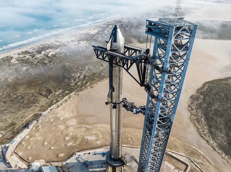 메카질라라는 이름의 발사대에 서 있는 스타십. 슈퍼헤비 부스터와 스타십 우주선을 합쳐 높이가 120m에 이른다. 스페이스엑스 제공