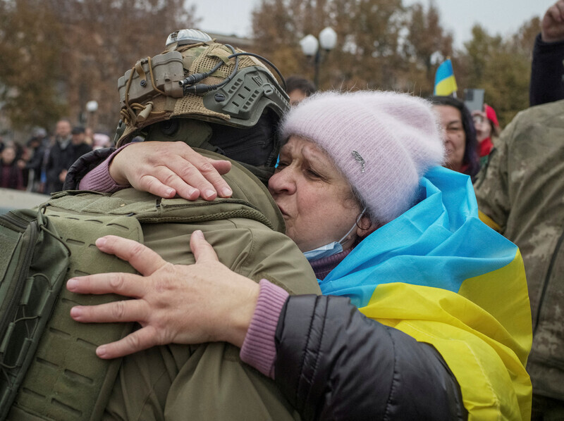 A Ukrainian woman hugs a compatriot soldier on Nov. 12 in the country’s southern city of Kherson following the fallback of Russian soldiers from the area. (Yonhap)