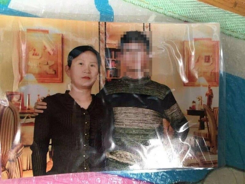지난달 16일 산업재해로 숨진 고 강선화(왼쪽)씨가 10여년 전 중국 허룽시의 사진관에서 아들과 함께 찍은 사진. 강씨 유족 제공.