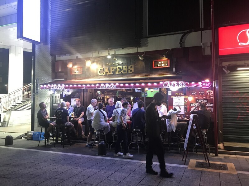 People watch a soccer game on the television at a bar in the Kabukicho area in Tokyo on Tuesday around 9 pm. (Lee Jun-hee/The Hankyoreh)
