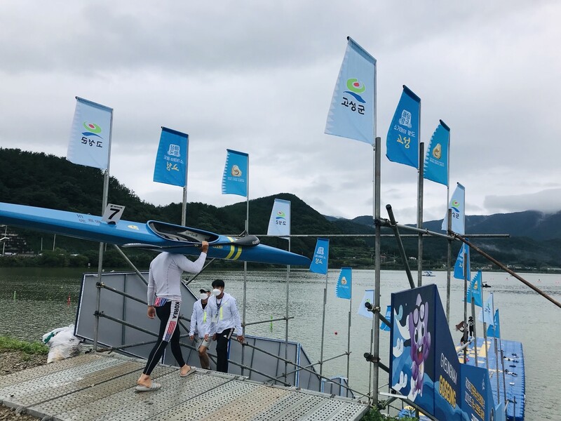 한 선수가 2일 경남 고성군 대가저수지에서 열린 카누 국가대표 선발전 및 제39회 전국카누선수권대회에서 카누를 어깨에 이고 경기장에 들어서고 있다. 경남 고성/이준희 기자