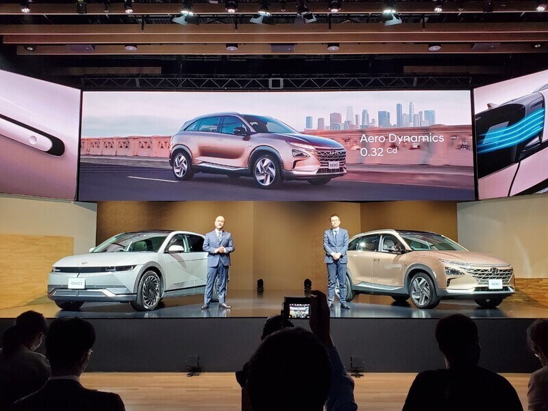 While announcing Tuesday that it would be reentering the Japanese market, Hyundai Motor said it would be taking orders of its electric vehicle the Ioniq 5 (left) and its hydrogen fuel cell electric car, the Nexo (right). Officials with Hyundai Mobility Japan introduce the two vehicles at a press event held Tuesday in Tokyo. (Yonhap News)