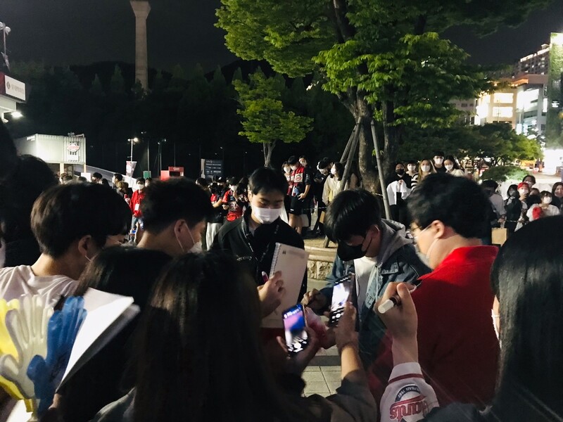 Os torcedores do Lotte Giants recebem autógrafos de Choi Jun-yong após o jogo da KBO League de 2022 contra o NC Dinos no Sajik Baseball Stadium em Busan no dia 10.  Repórter Busan / Lee Jun Hee