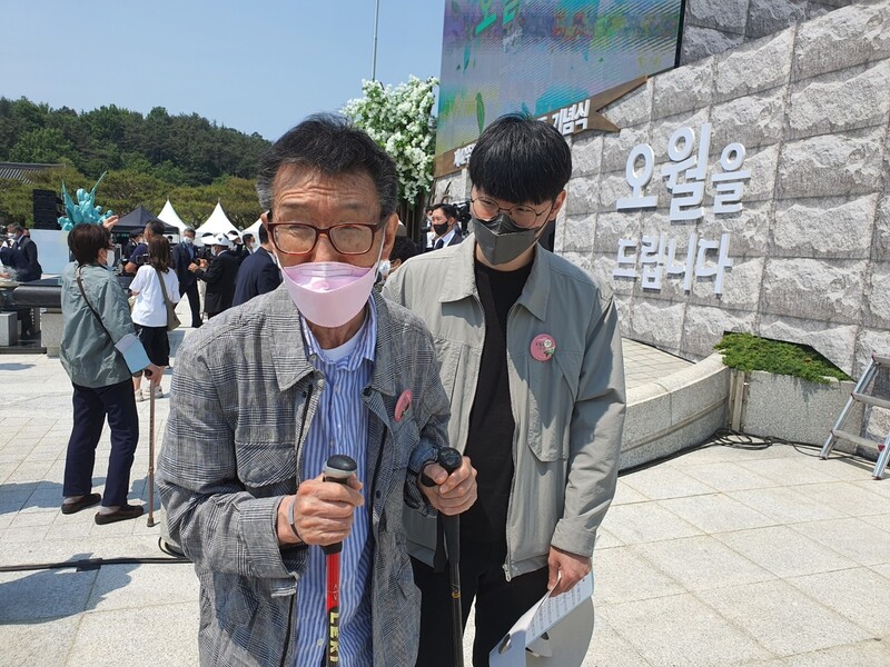 정해직 5·18민주화운동 당시 시민군 민원실장이 18일 광주 북구 국립5·18민주묘지를 참배하며 이날 열린 기념식을 본 소감을 말하고 있다. 정대하 기자 daeha@hani.co.kr
