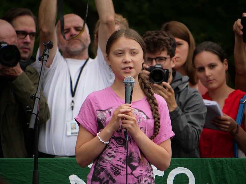 2019년 베를린에서 열린 기후파업 시위에서 연설하고 있는 스웨덴의 청소년 기후행동가 그레타 툰베리. 위키미디어 코먼스