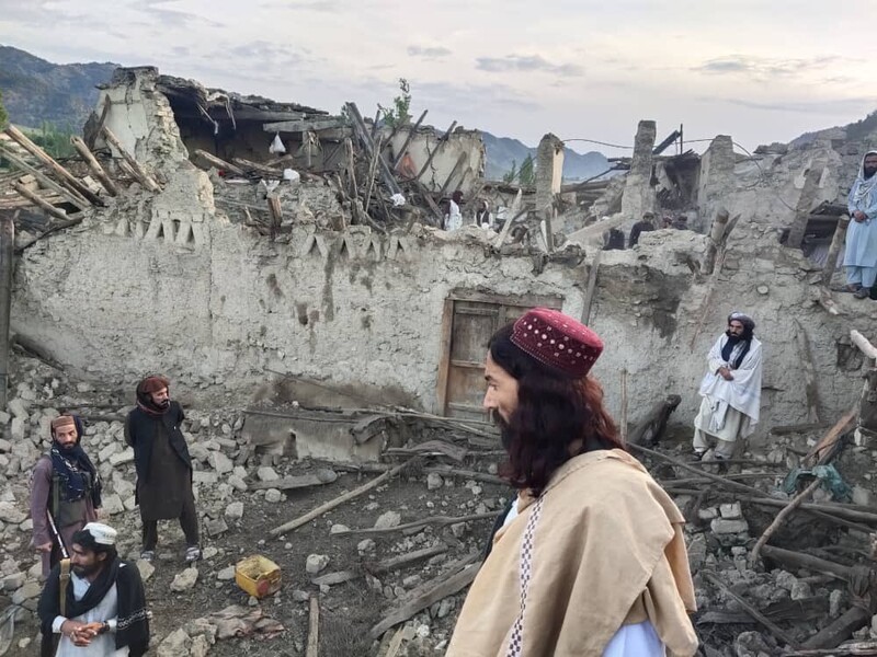 대규모 지진 피해를 입은 아프가니스탄 동부 팍티카주에서 22일 건물이 무너져 내린 모습을 주민들이 바라보고 있다. AP 연합뉴스