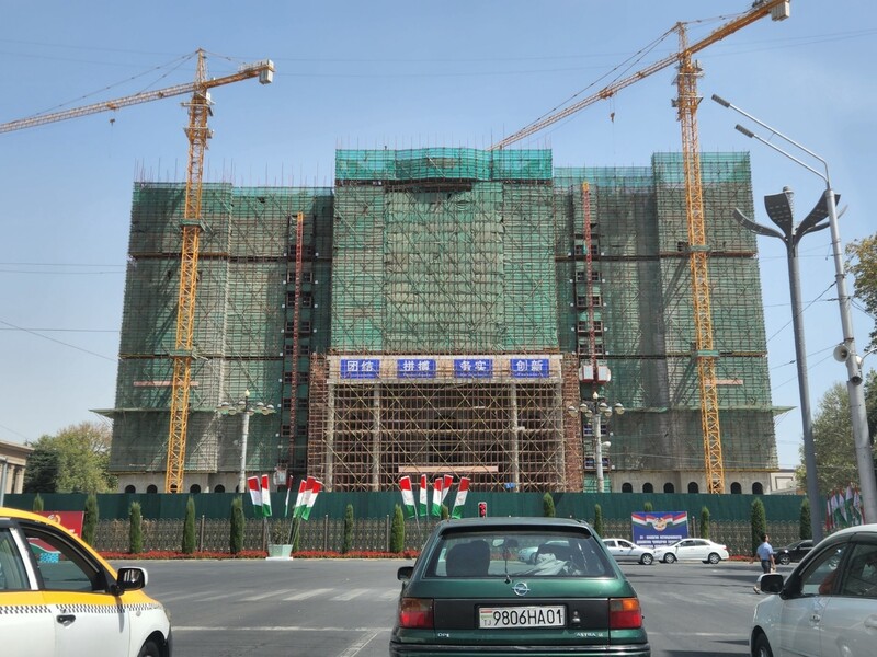 지난 8월 말 타지키스탄 수도 두샨베 중심가에서 중국 건설사가 짓고 있는 대규모 건물 공사 현장. 두샨베/박민희 기자