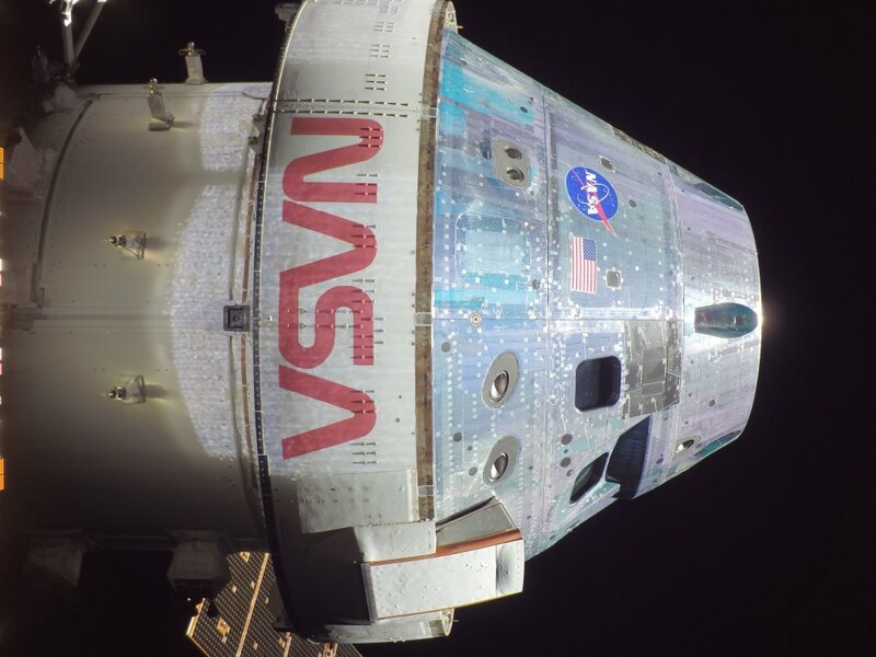태양전지판 끝부분에 탑재된 카메라로 촬영한 오리온 우주선 셀카. 나사 제공