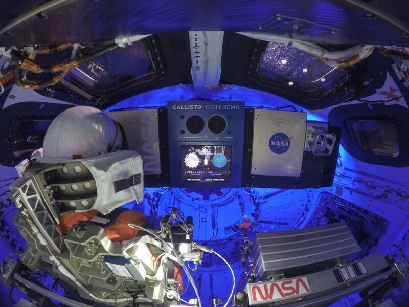 오리온 우주선의 실내 모습. 왼쪽 조종석에 마네킨이 앉아 있다. 미 항공우주국 제공