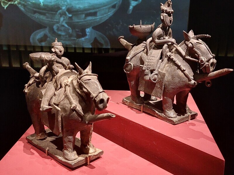 Earthenware warriors on horseback can be seen as prototypical Korean cultural artifacts, a fact that was neglected during the original excavation of the tomb by Japanese scholars during the colonial era.
