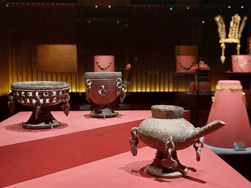 Earthenware pots found in the tomb show a high level of artistry and craft.