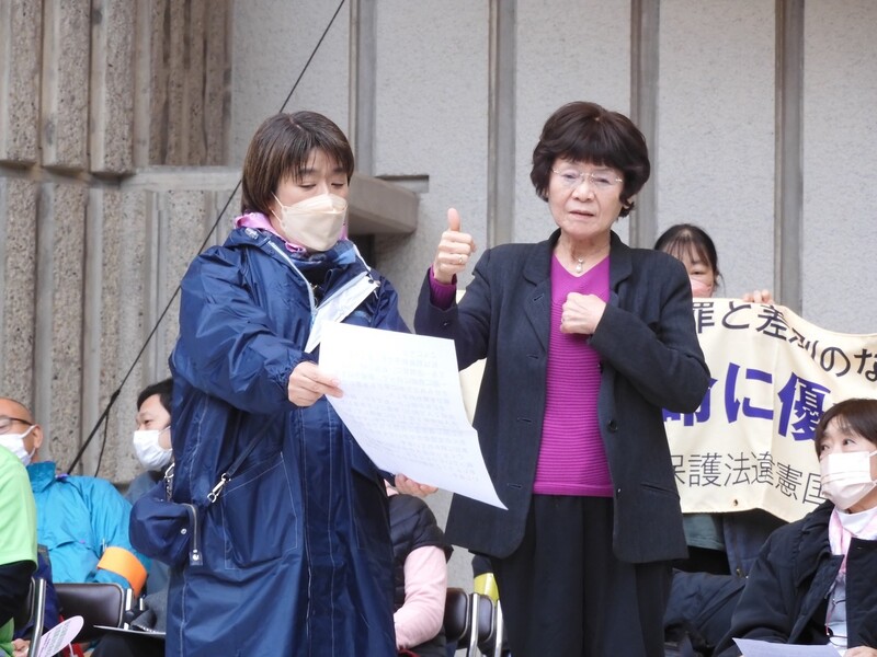 2022년 10월25일 일본 도쿄에서 개최된 옛 우생보호법 문제의 전면 해결을 목표로 하는 전국 집회에 참가하여 소송 당사자이자 피해자로서 수어로 발화하는 아사쿠라 노리코(가명)의 모습. 옛 우생보호법 재판을 지원하는 후쿠오카 모임 제공