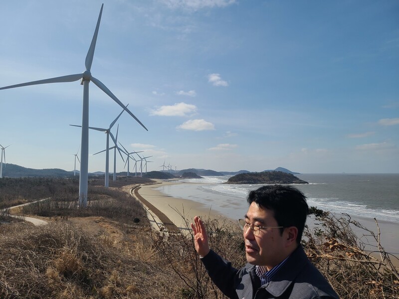 신철홍 신안그린에너지 대표가 기자들에게 신안군 자은도 육상풍력단지를 소개하고 있다. 최우리 기자