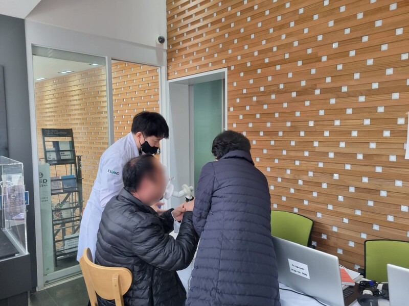 2023년 3월17일 서울 종로구 서울주얼리지원센터 1층에 차려진 임시진료소에서 보석을 만드는 주얼리 노동자가 특수건강검진을 받고 있다.